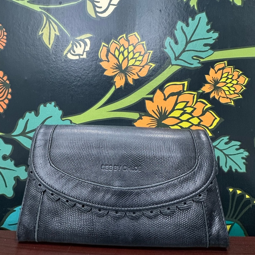 See by Chloé Black Scalloped Leather Continental Wallet - Picture 4 of 9